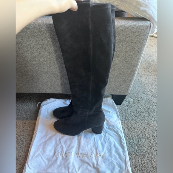 Stuart Weitzman Eloise 75 in Asphalt suede. - Picture 3 of 5